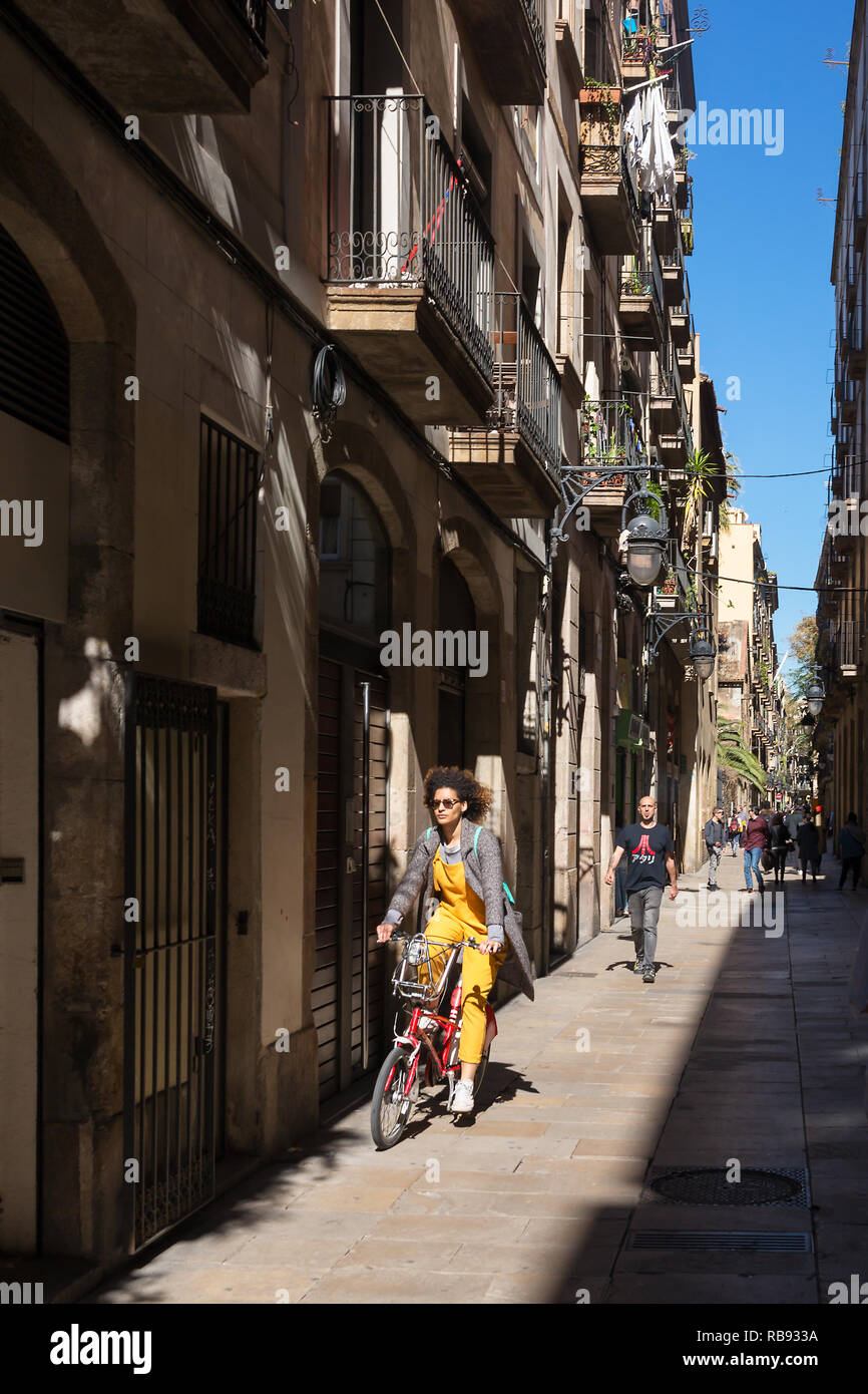 Barcellona, Spagna - 28 Marzo 2018: Unidentified donna Bicicletta Equitazione sulle strade di Barcellona. La bicicletta come il trasporto urbano di Barcellona Foto Stock