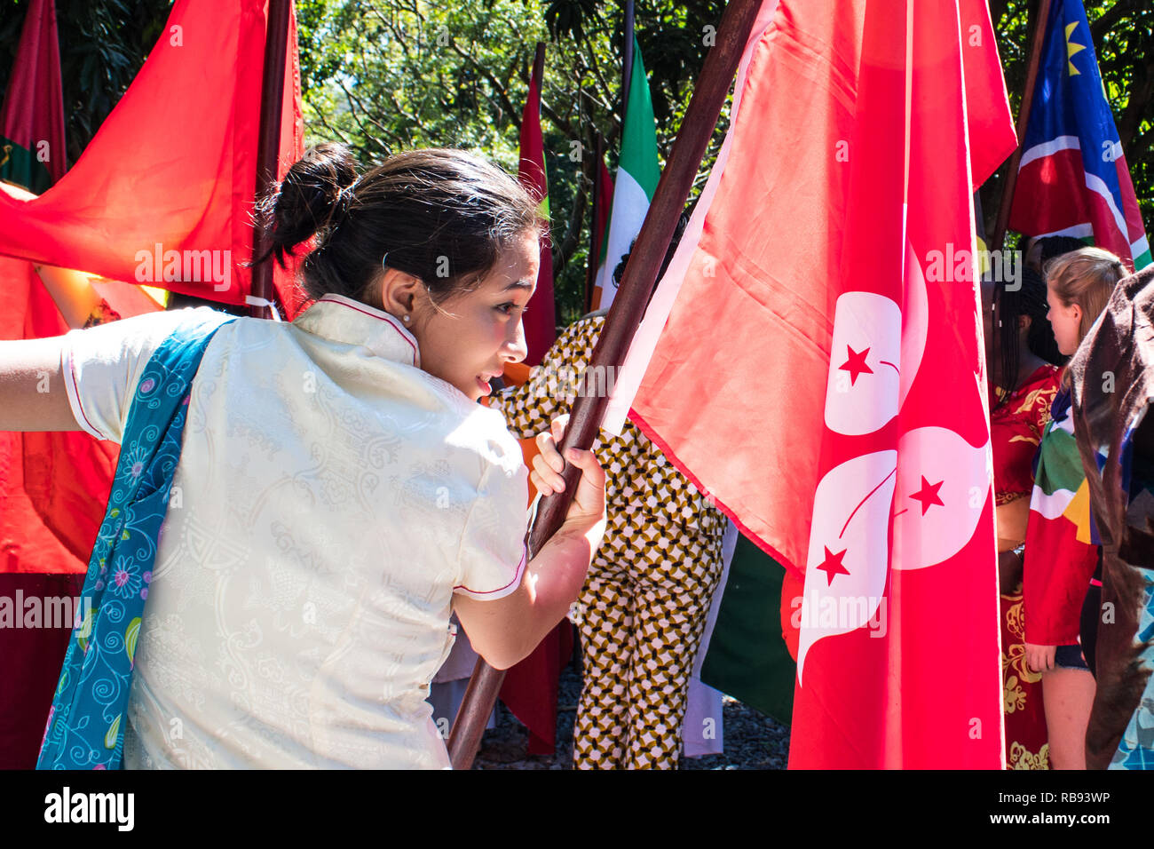 Una forte immagine di una ragazza di marching in esecuzione con una bandiera di Hong Kong Foto Stock