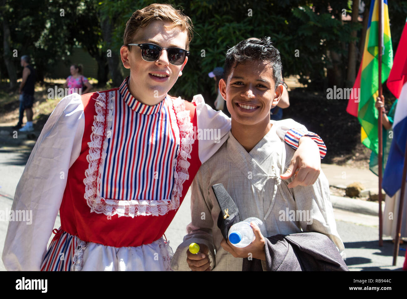 Due amici, gli studenti internazionali sono in posa per la fotocamera Foto Stock