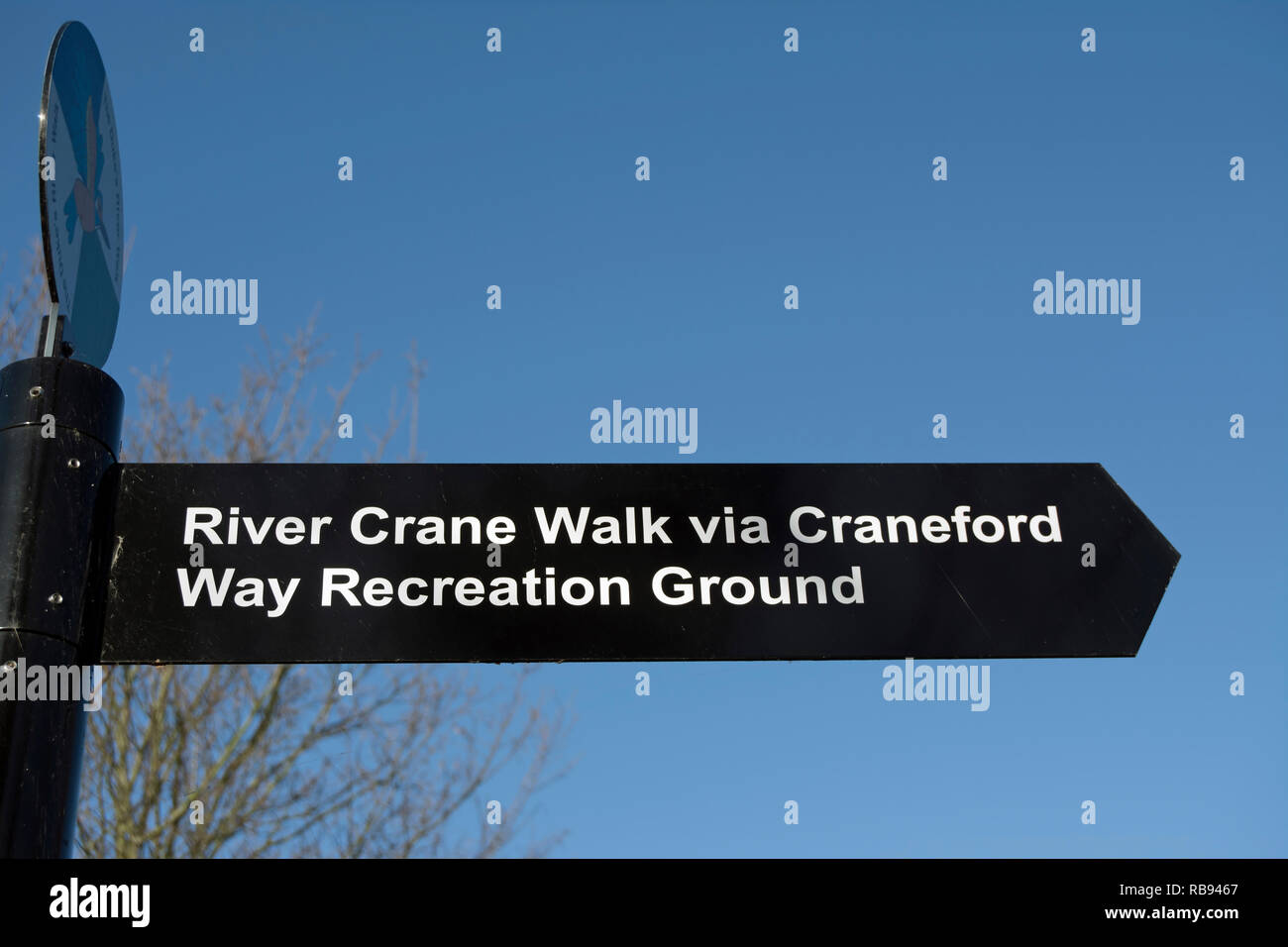 Direzione segno che indica il percorso verso il fiume crane a piedi, a Twickenham, middlesex, Inghilterra, via craneford modo terreno di ricreazione Foto Stock