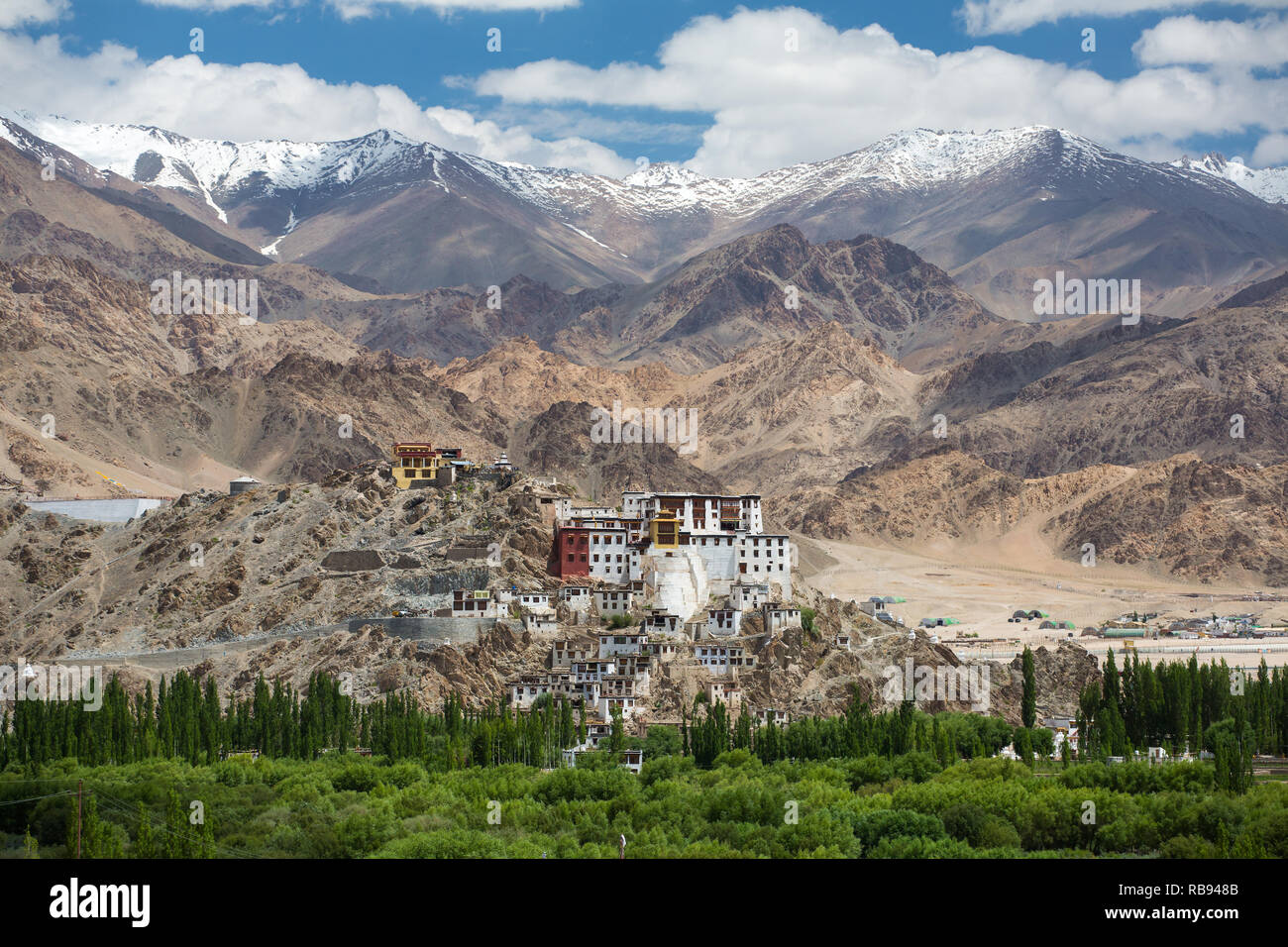 Monastery Spituk con vista delle montagne dell'Himalaya. Spituk Gompa è un famoso tempio buddista in Ladakh, Jammu e Kashmir in India. Foto Stock