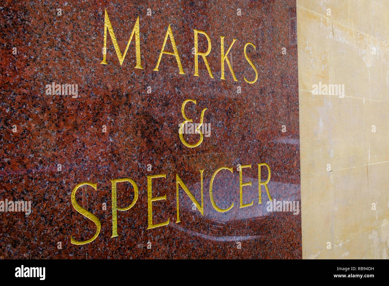 Un Marks & Spencer segno è raffigurato sulla parete di un Marks & Spencer department store shop in bagno,l'Inghilterra, Regno Unito Foto Stock