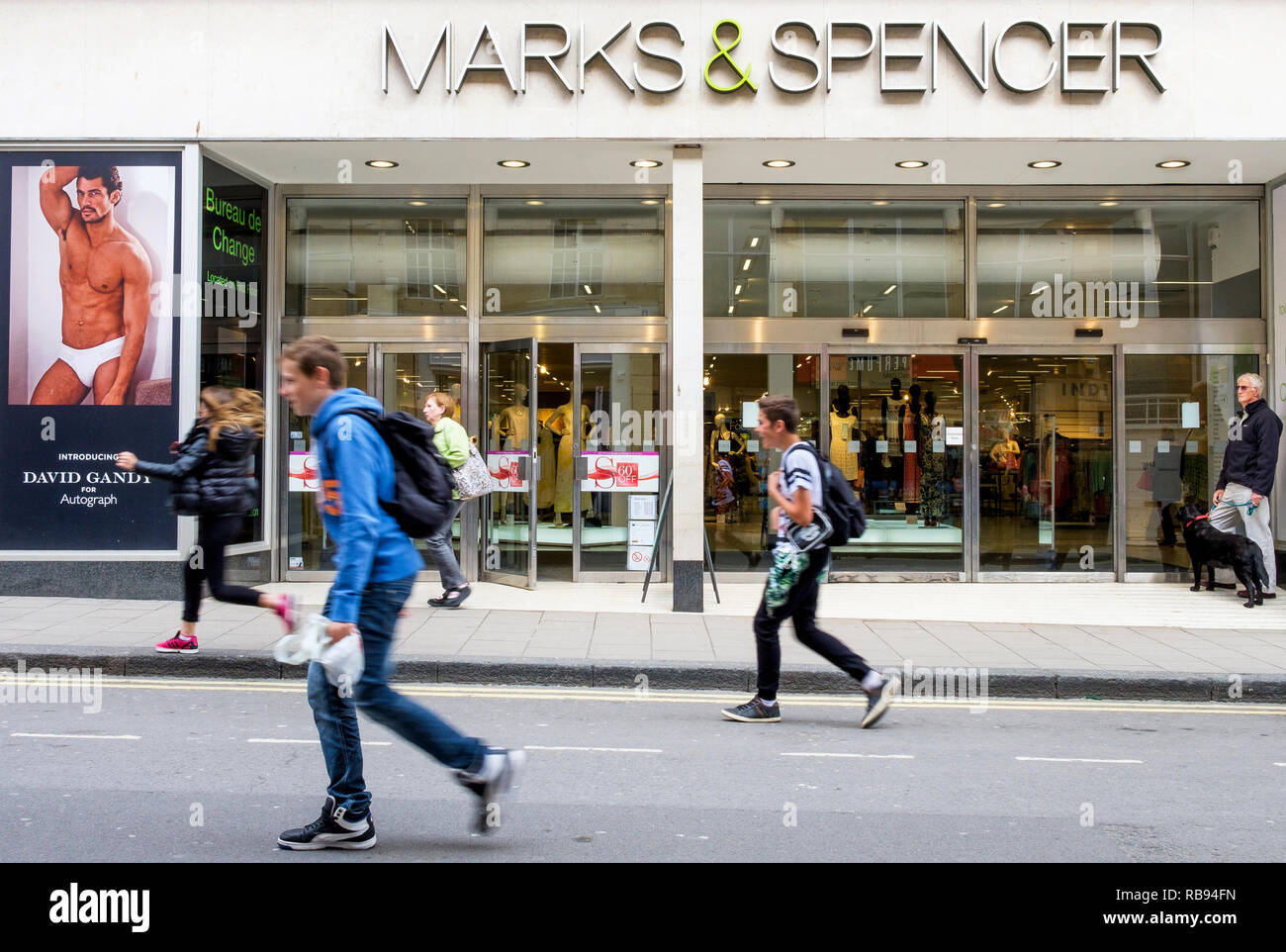 High street acquirenti sono raffigurate oltrepassando un Marks & Spencer department store shop in bagno,l'Inghilterra, Regno Unito Foto Stock