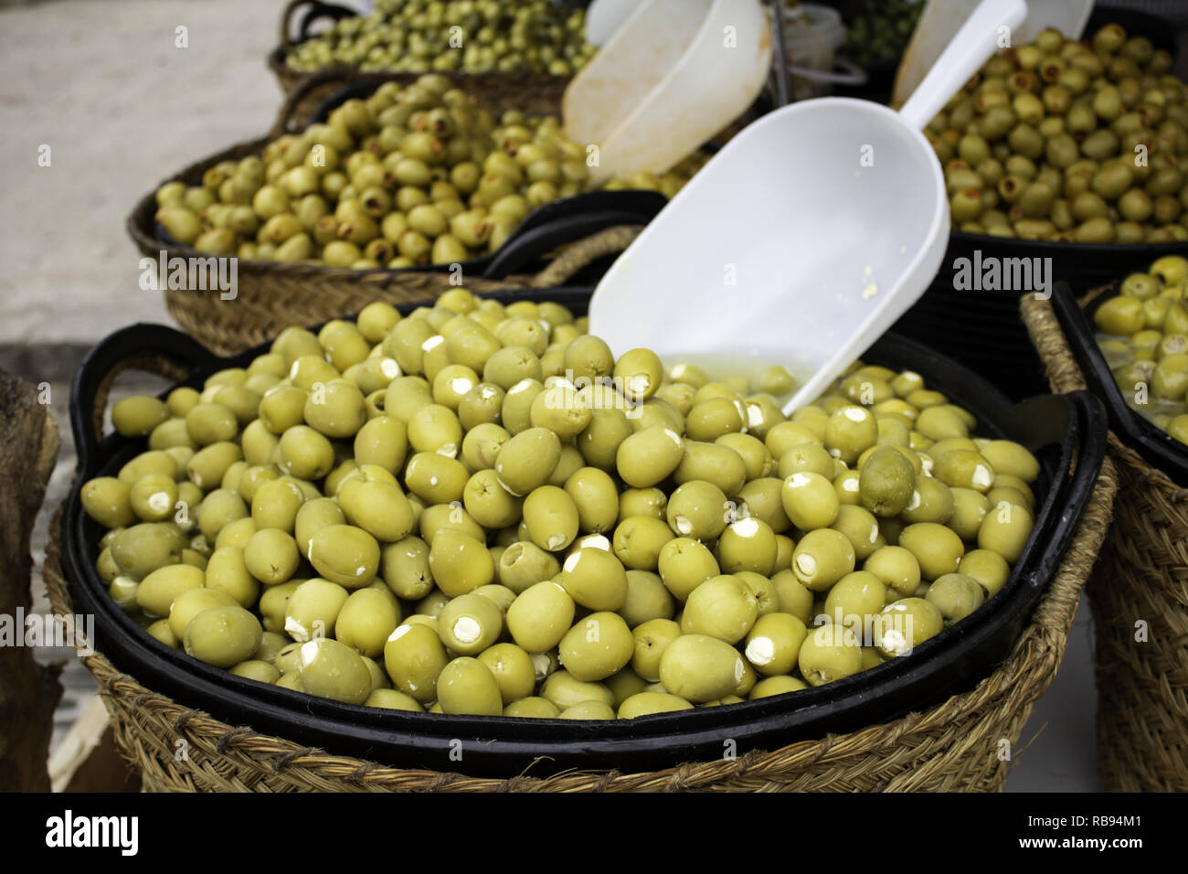 Olive con peperoni e aceto, cibo e antipasto Foto Stock