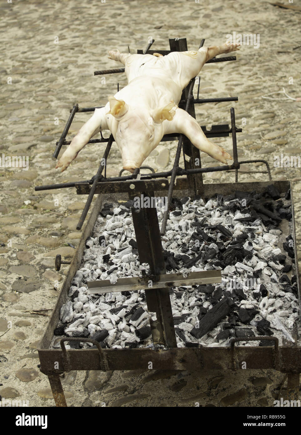 Maiale arrostito in tizzi, celebrazione e cibi tradizionali Foto Stock