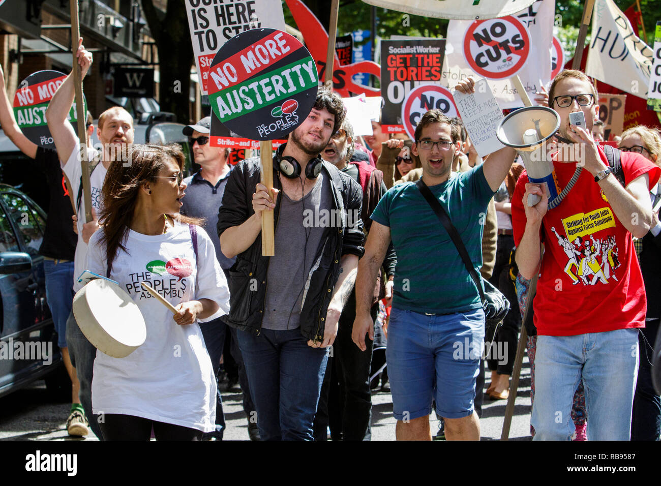 Il 30 maggio 2015. I manifestanti che trasportano anti-austerità cartelloni sono illustrati prendendo parte ad un anti-austerità marcia di protesta e di dimostrazione a Bristol. Foto Stock