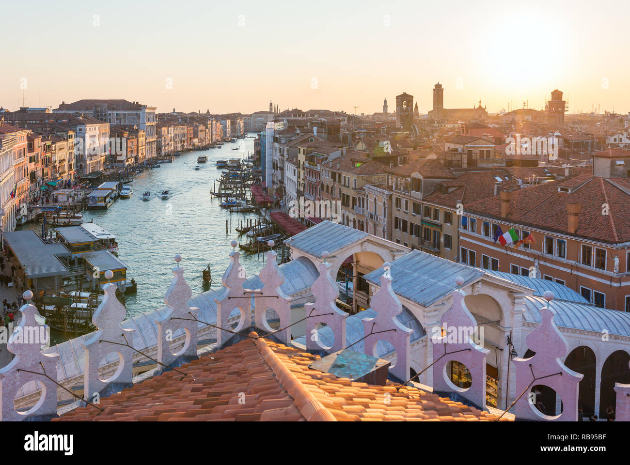 Vista al tramonto sul Canal Grande e sui tetti di Venezia, Italia Foto Stock