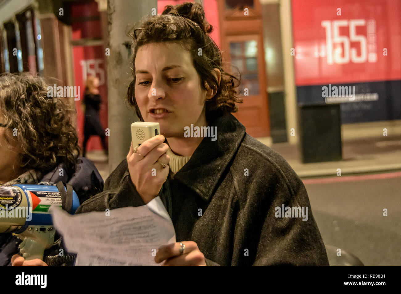 7 gennaio 2019 - Londra, Regno Unito. Il 7 gennaio 2019. Una donna dal consiglio inquilini organizzazione leggere alcuni commenti di Southwark residenti al di fuori dei loro uffici del consiglio prima di un comitato di pianificazione riunione che li spinge a dire Delancey a migliorare i loro piani per l'Elefante Shopping Center come i commercianti non sono ancora stati adeguatamente consultato sulla delocalizzazione di una casella temporanea park dove la proposta di bancarelle sono troppo piccole e gli affitti troppo alti o su un finale di delocalizzazione, le esigenze della comunità latino non sono soddisfatti e non vi è insufficiente in sede di consiglio i fitti. Vi sono stati interventi fro Foto Stock