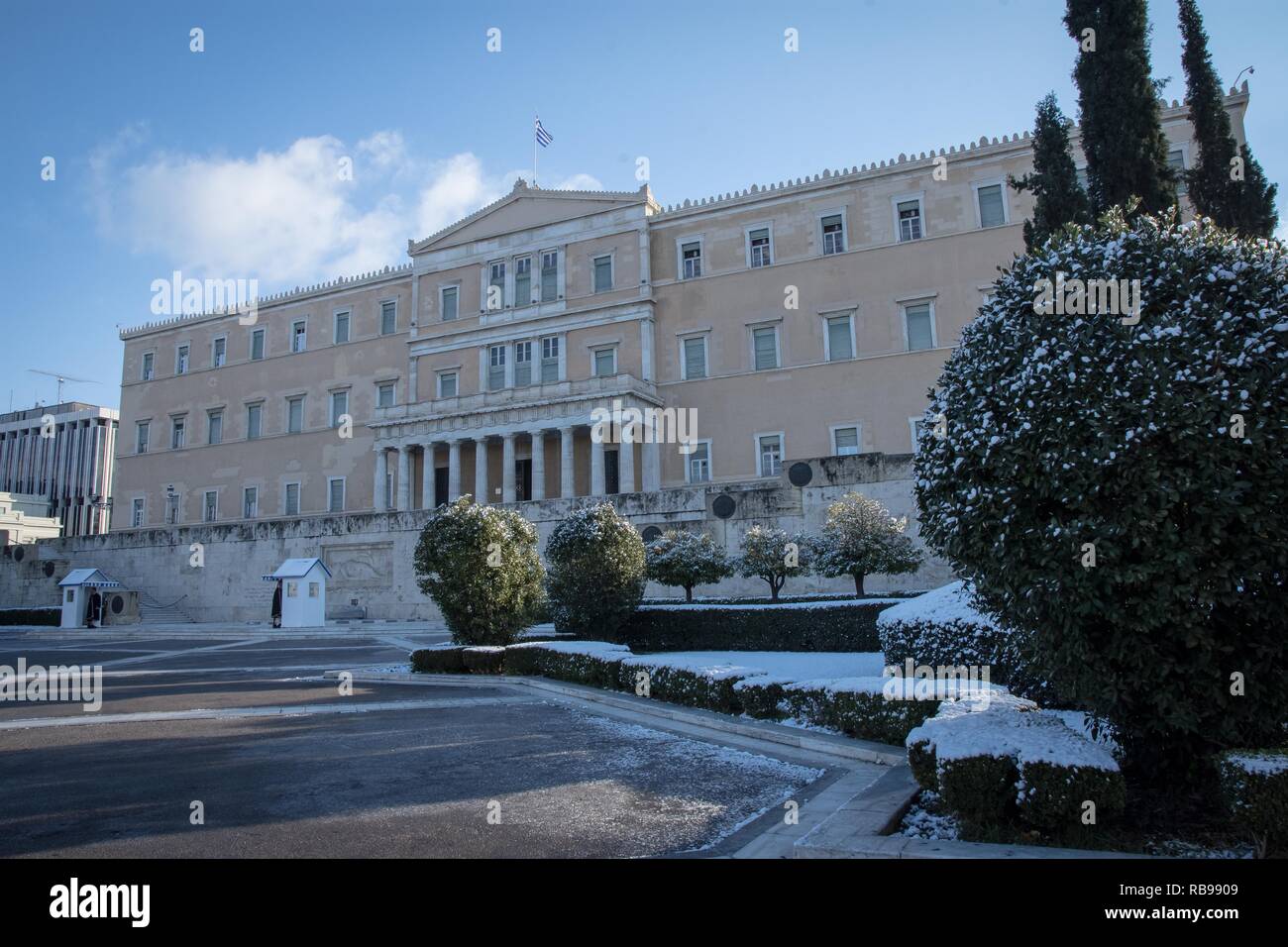 Atene, Grecia. 8 gennaio, 2019. Il Parlamento greco visto in un giorno di neve. Numerose scuole, strade e le stazioni dei treni è stato chiuso a causa della caduta di neve forte in Atene. Credito: SOPA Immagini limitata/Alamy Live News Foto Stock