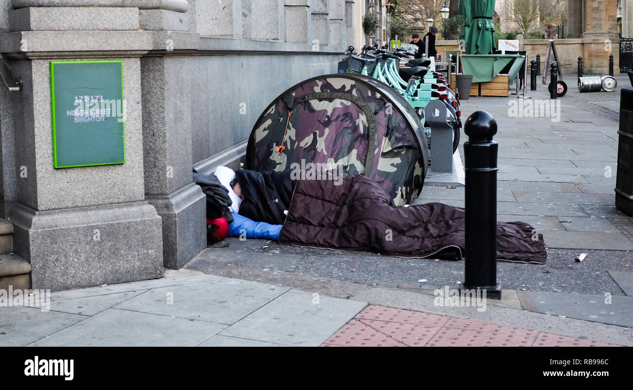 Brighton Regno Unito 8 Gennaio 2019 - senzatetto sonno agitato per le strade di Brighton oggi in un freddo inverno mattina come l'alloggiamento carità Shelter ha annunciato che milioni di abitazioni sociali dovrebbe essere costruito per i prossimi venti anni per affrontare il peggioramento della crisi abitativa in tutta la Gran Bretagna Credito: Simon Dack/Alamy Live News Foto Stock