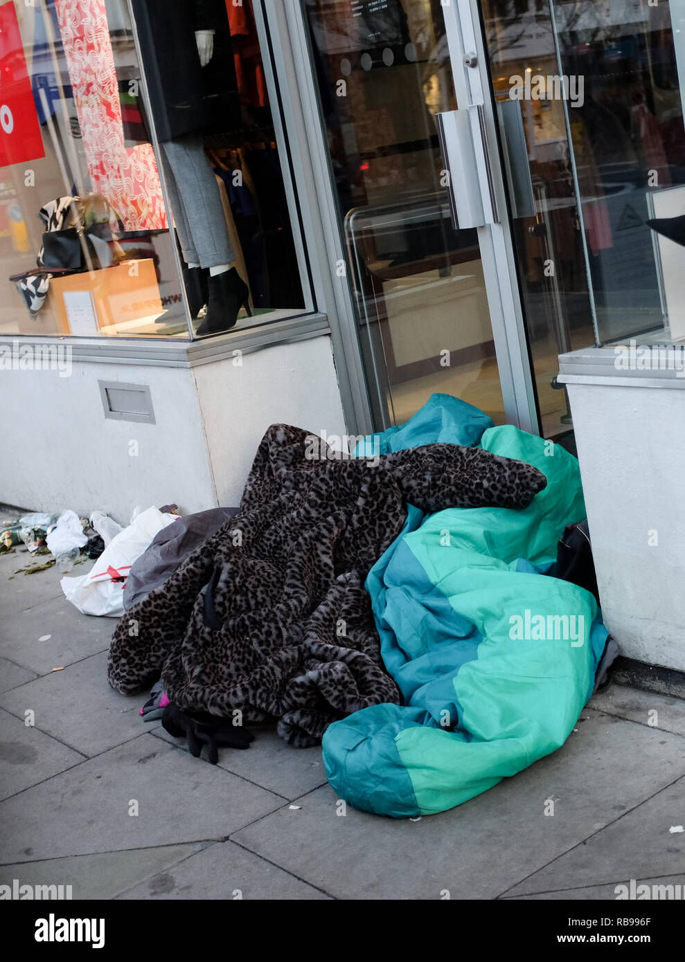 Brighton Regno Unito 8 Gennaio 2019 - senzatetto sonno agitato per le strade di Brighton oggi in un freddo inverno mattina come l'alloggiamento carità Shelter ha annunciato che milioni di abitazioni sociali dovrebbe essere costruito per i prossimi venti anni per affrontare il peggioramento della crisi abitativa in tutta la Gran Bretagna Credito: Simon Dack/Alamy Live News Foto Stock