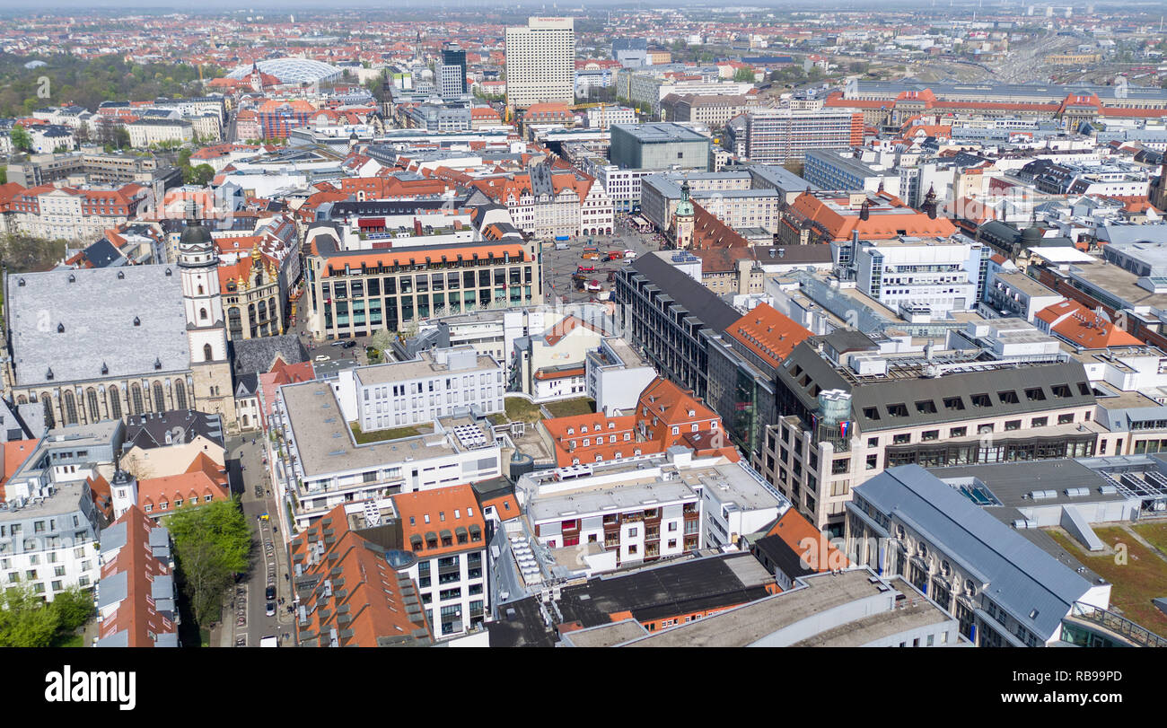 Il 10 aprile 2017, in Sassonia, Lipsia: vista panoramica in direzione nord per il centro della città di Lipsia con la Thomaskirche (l-r), la piazza del mercato e la stazione principale (vista aerea con un drone). Foto: Jan Woitas/dpa-Zentralbild/ZB Foto Stock