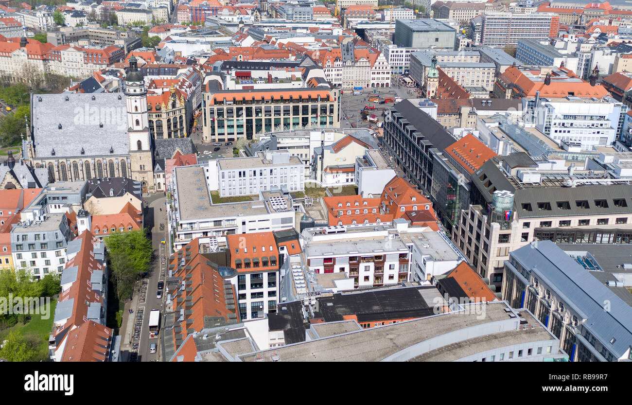 Il 10 aprile 2017, in Sassonia, Lipsia: vista panoramica in direzione nord per il centro della città di Lipsia con la Thomaskirche e la piazza del mercato (vista aerea con un drone). Foto: Jan Woitas/dpa-Zentralbild/ZB Foto Stock