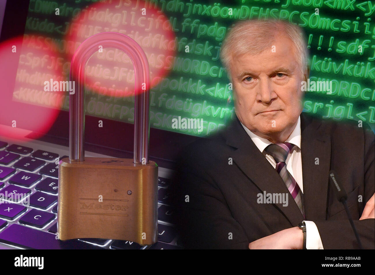 Monaco di Baviera, Deutschland. 08 gen 2019. FOTOMONTAGE: Federale il Ministro degli Interni Horst SEEHOFER vuole effettuare un attacco hacker su politici e celebrità in occasione di una conferenza stampa. Foto simbolico massiccio attacco hacker su politici e celebrità. Hacker, furti di dati, sicurezza dei dati/BSI test di protezione, crittografia, password, password, dati utente di crittografare, crittografia, intercettazioni, ascolto, spionaggio, furto di identità online, account, accedere ai dati, sicurezza in rete, Internet, indirizzo e-mail, online, protezione dei dati, serratura. | Utilizzo di credito in tutto il mondo: dpa/Alamy Live News Foto Stock