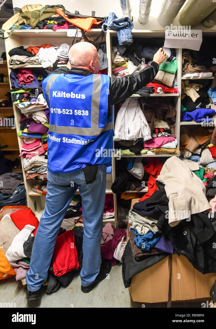 Berlino, Germania. 08 gen 2019. Rolf Hennig, il conducente di un bus a freddo, porta sacchi a pelo e abbigliamento donazioni per la biancheria per la camera della città di Berlino la missione. Attraverso una campagna di carità, la prigione di Berlino è stata in grado di consegnare più di 80 sacchi a pelo e coperte e vestiti caldi per l'impianto. Credito: Jens Kalaene/dpa-Zentralbild/ZB/dpa/Alamy Live News Foto Stock