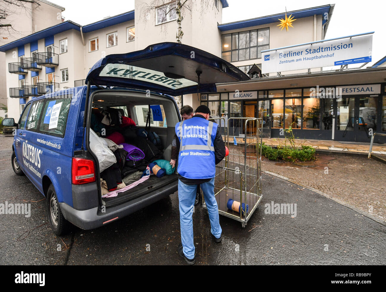 Berlino, Germania. 08 gen 2019. Rolf Hennig, il conducente di un bus a freddo, porta sacchi a pelo e abbigliamento donazioni per la biancheria per la camera della città di Berlino la missione in Lehrter Strasse. Attraverso una campagna di carità, la prigione di Berlino è stata in grado di consegnare più di 80 sacchi a pelo e coperte e vestiti caldi per l'impianto. Credito: Jens Kalaene/dpa-Zentralbild/ZB/dpa/Alamy Live News Foto Stock