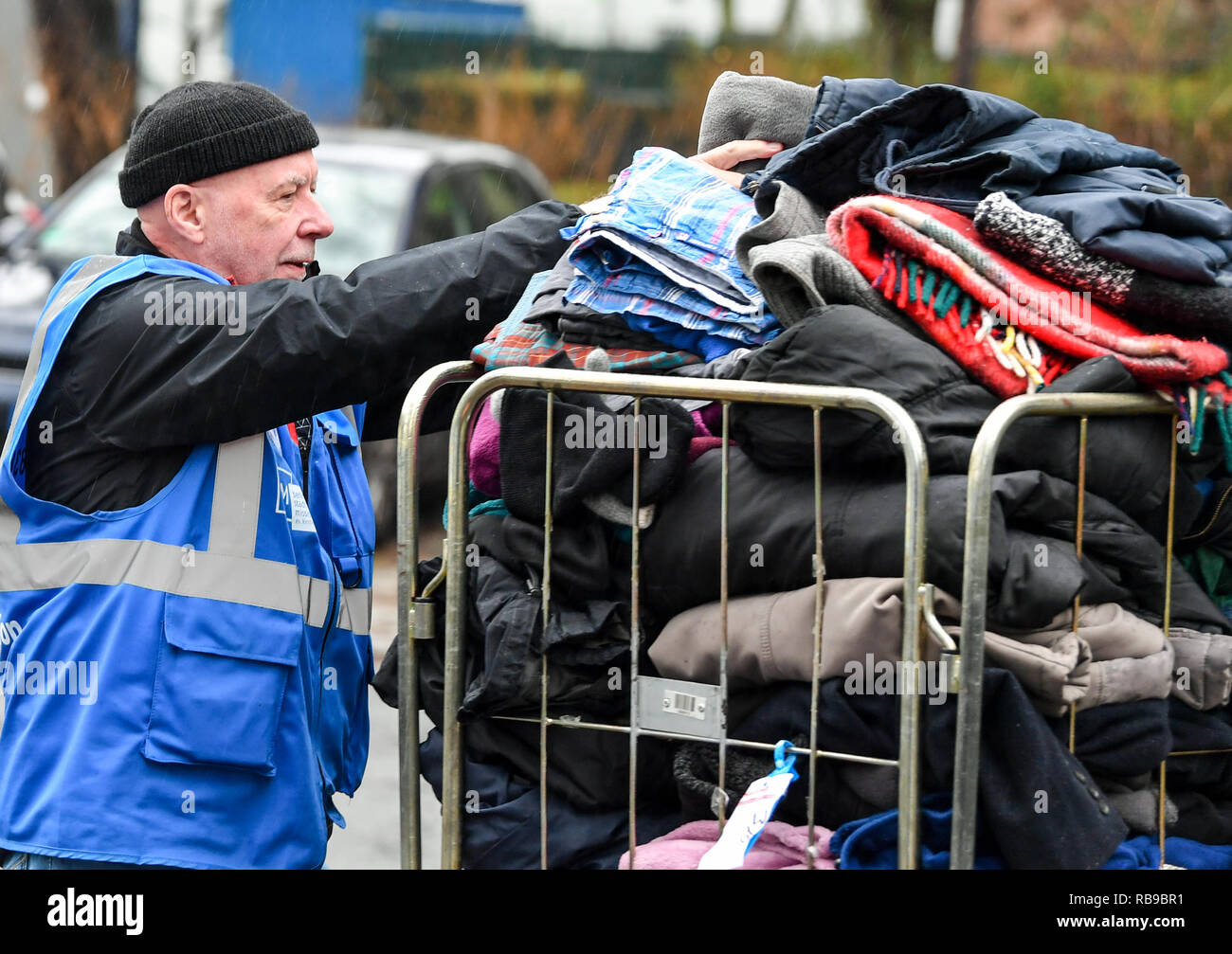 Berlino, Germania. 08 gen 2019. Rolf Hennig, il conducente di un bus a freddo, porta sacchi a pelo e abbigliamento donazioni per la biancheria per la camera della città di Berlino la missione in Lehrter Strasse. Attraverso una campagna di carità, la prigione di Berlino è stata in grado di consegnare più di 80 sacchi a pelo e coperte e vestiti caldi per l'impianto. Credito: Jens Kalaene/dpa-Zentralbild/ZB/dpa/Alamy Live News Foto Stock