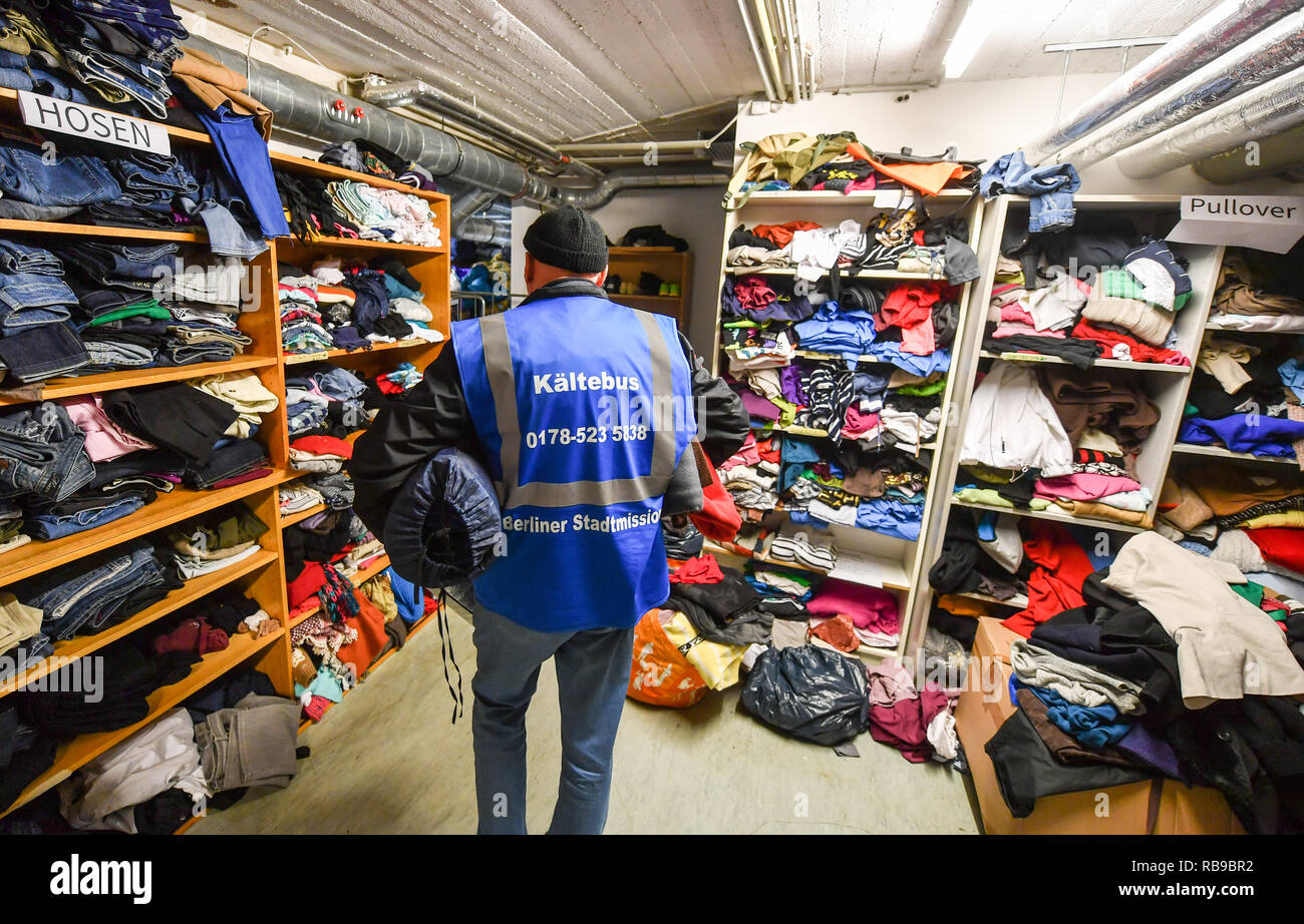 Berlino, Germania. 08 gen 2019. Rolf Hennig, il conducente di un bus a freddo, porta sacchi a pelo e abbigliamento donazioni per la biancheria per la camera della città di Berlino la missione. Attraverso una campagna di carità, la prigione di Berlino è stata in grado di consegnare più di 80 sacchi a pelo e coperte e vestiti caldi per l'impianto. Credito: Jens Kalaene/dpa-Zentralbild/ZB/dpa/Alamy Live News Foto Stock