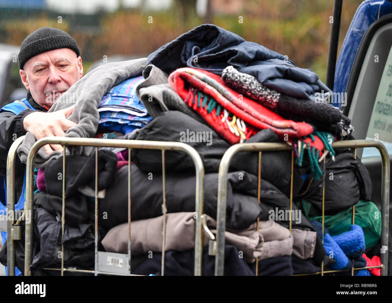 Berlino, Germania. 08 gen 2019. Rolf Hennig, il conducente di un bus a freddo, porta sacchi a pelo e abbigliamento donazioni per la biancheria per la camera della città di Berlino la missione in Lehrter Strasse. Attraverso una campagna di carità, la prigione di Berlino è stata in grado di consegnare più di 80 sacchi a pelo e coperte e vestiti caldi per l'impianto. Credito: Jens Kalaene/dpa-Zentralbild/ZB/dpa/Alamy Live News Foto Stock