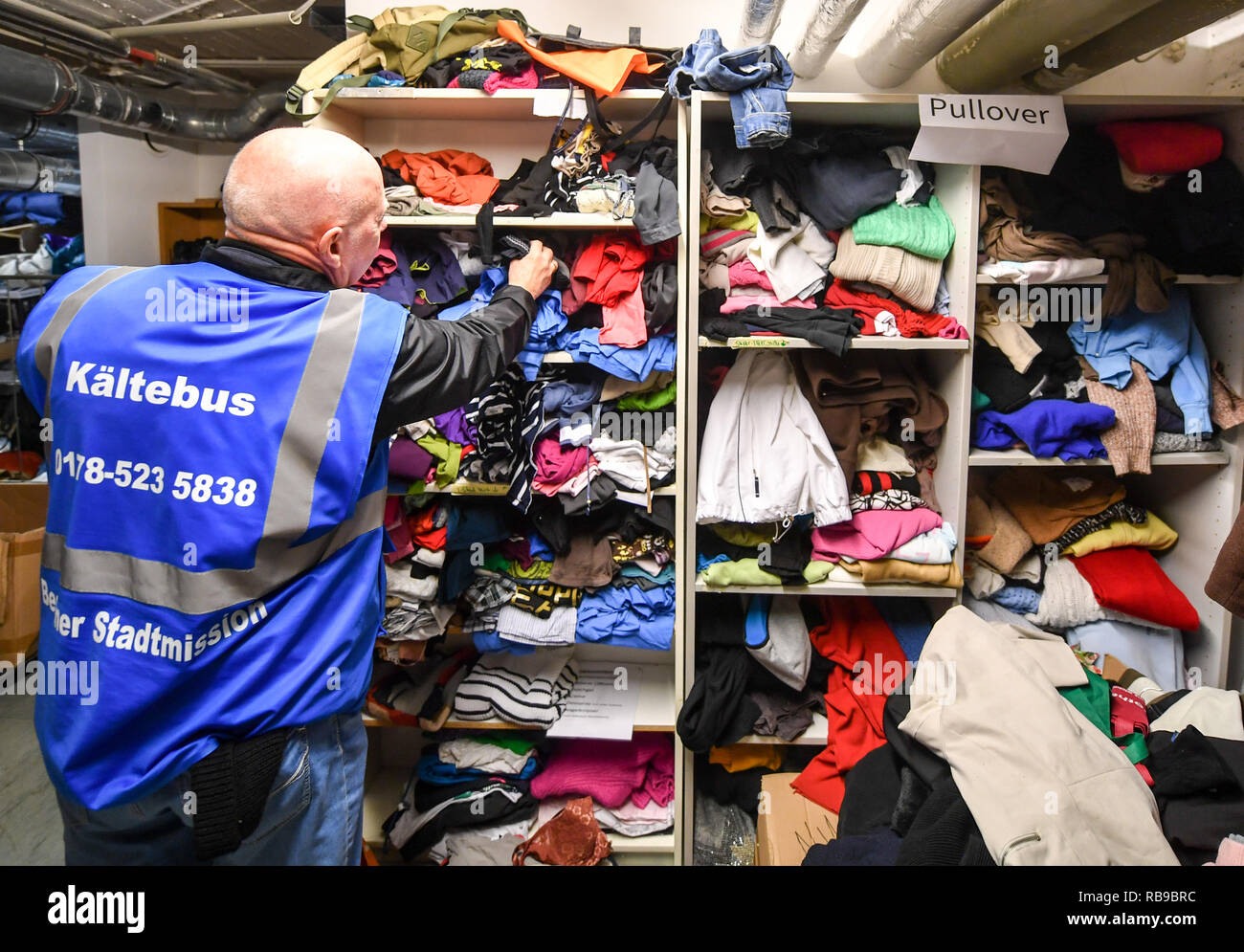 Berlino, Germania. 08 gen 2019. Rolf Hennig, il conducente di un bus a freddo, porta sacchi a pelo e abbigliamento donazioni per la biancheria per la camera della città di Berlino la missione in Lehrter Strasse. Attraverso una campagna di carità, la prigione di Berlino è stata in grado di consegnare più di 80 sacchi a pelo e coperte e vestiti caldi per l'impianto. Credito: Jens Kalaene/dpa-Zentralbild/ZB/dpa/Alamy Live News Foto Stock