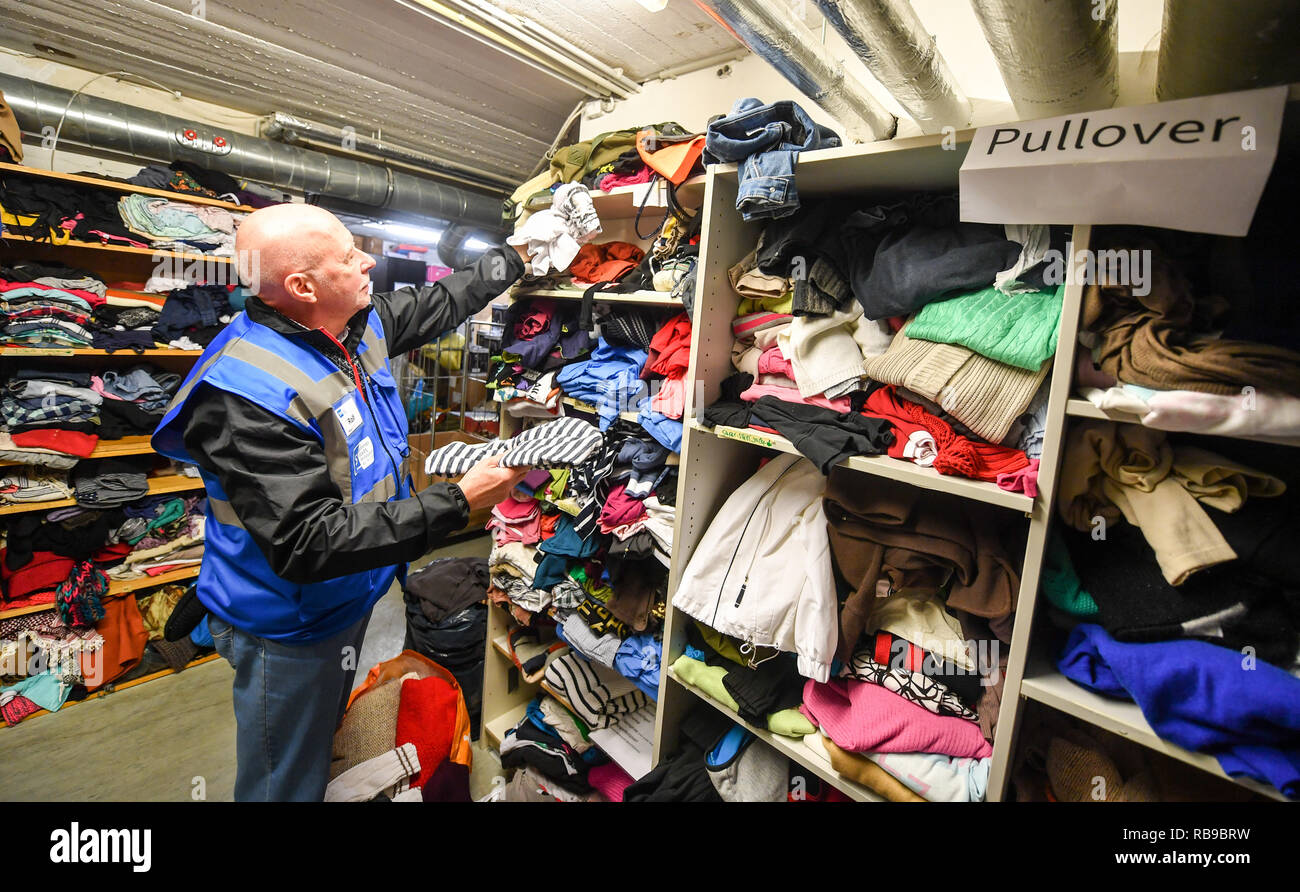 Berlino, Germania. 08 gen 2019. Rolf Hennig, il conducente di un bus a freddo, porta sacchi a pelo e abbigliamento donazioni per la biancheria per la camera della città di Berlino la missione in Lehrter Strasse. Attraverso una campagna di carità, la prigione di Berlino è stata in grado di consegnare più di 80 sacchi a pelo e coperte e vestiti caldi per l'impianto. Credito: Jens Kalaene/dpa-Zentralbild/ZB/dpa/Alamy Live News Foto Stock
