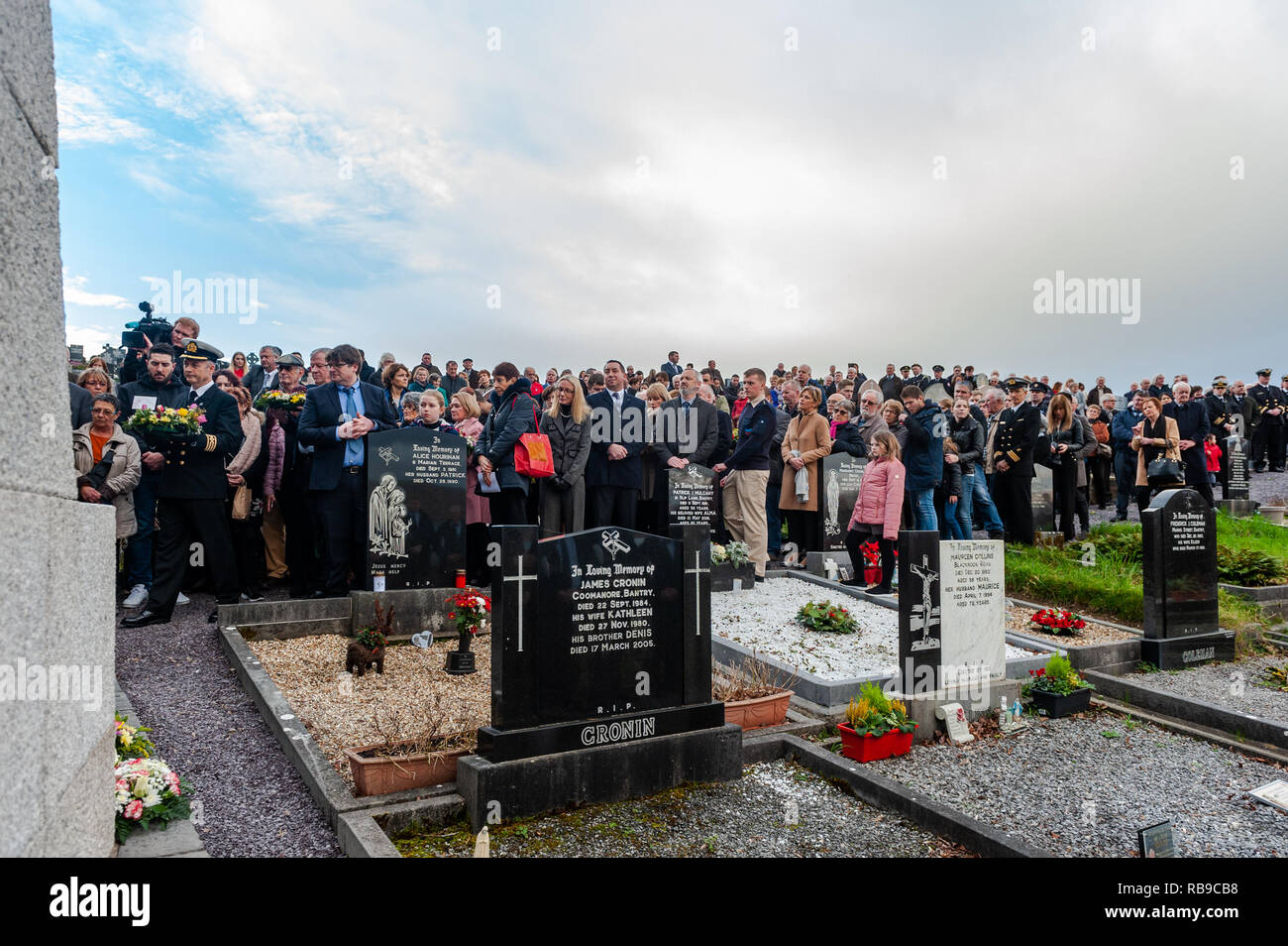 Bantry, West Cork, Irlanda. 8 gennaio 2019. Nel 40° anniversario del disastro di Whiddy Island, in cui la petroliera francese Betelgeuse esplose uccidendo 50 persone, una folla enorme frequentò le formalità in Abbey Graveyard, Bantry. Credit: AG News/Alamy Live News. Foto Stock