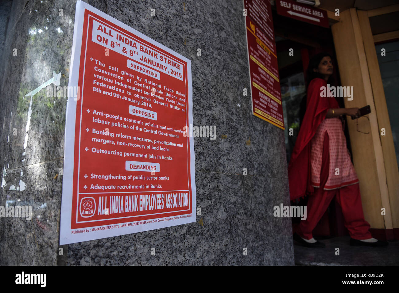 Mumbai, India. Gen 8, 2019. Un segno di sciopero delle banche è visto in Mumbai, India, 8 gennaio, 2019. Una due giorni di sciopero nazionale chiamato dalla centrale di sindacati (CTUs) iniziato martedì in India per protestare contro il governo la presunta anti-lavoratore politiche unilaterali e riforme del lavoro. Credito: Stringer/Xinhua/Alamy Live News Foto Stock