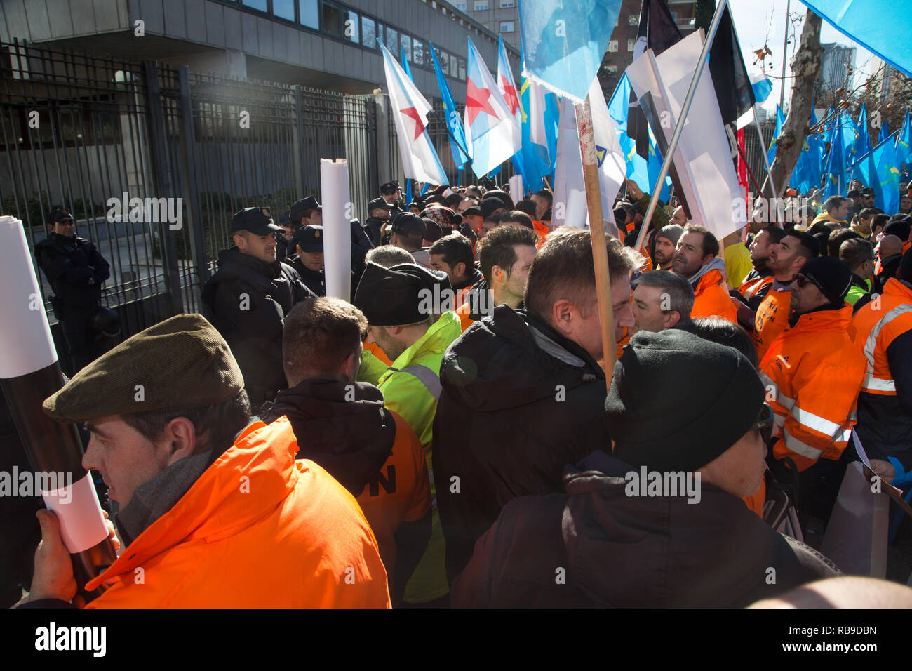 Madrid, Spagna. Gen 8, 2019. Manifestanti hanno visto presso il Ministero dell'industria durante la protesta.centinaia di lavoratori di Alcoa per trasferirsi a Madrid dalla Galizia e Asturie per protestare contro il licenziamento collettivo in Alcoa e la sua chiusura per proteggere e difendere i propri posti di lavoro. Durante la protesta ci sono stati momenti di tensione con la polizia e dimostranti hanno occupato importanti strade della città di Madrid. Credito: Lito Lizana/SOPA Immagini/ZUMA filo/Alamy Live News Foto Stock