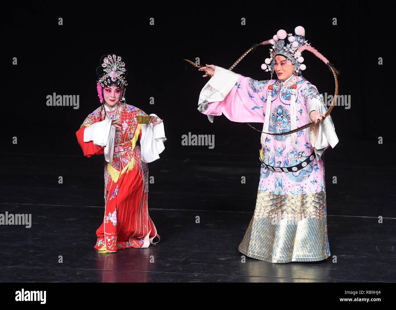 Pechino, Cina. Gen 8, 2019. Artisti eseguono tradizionale Opera di Anhui come parte del giorno 21-patrimonio culturale immateriale prestazioni in Pechino, capitale della Cina, 8 gennaio, 2019. Credito: Luo Xiaoguang/Xinhua/Alamy Live News Foto Stock