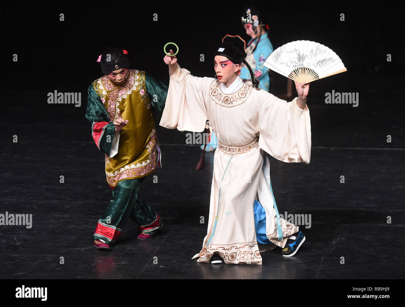 Pechino, Cina. Gen 8, 2019. Artisti eseguono tradizionale Opera di Anhui come parte del giorno 21-patrimonio culturale immateriale prestazioni in Pechino, capitale della Cina, 8 gennaio, 2019. Credito: Luo Xiaoguang/Xinhua/Alamy Live News Foto Stock