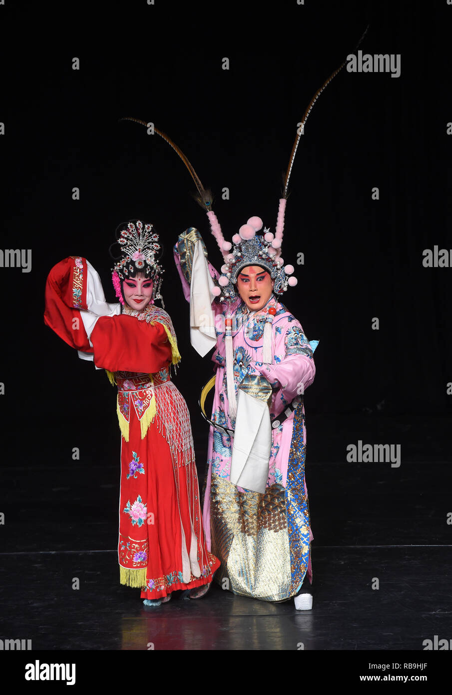 Pechino, Cina. Gen 8, 2019. Artisti eseguono tradizionale Opera di Anhui come parte del giorno 21-patrimonio culturale immateriale prestazioni in Pechino, capitale della Cina, 8 gennaio, 2019. Credito: Luo Xiaoguang/Xinhua/Alamy Live News Foto Stock