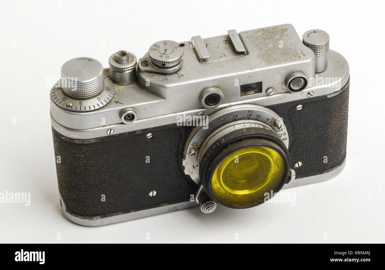 Telemetro vecchia macchina fotografica con filtro giallo sulla lente Foto Stock