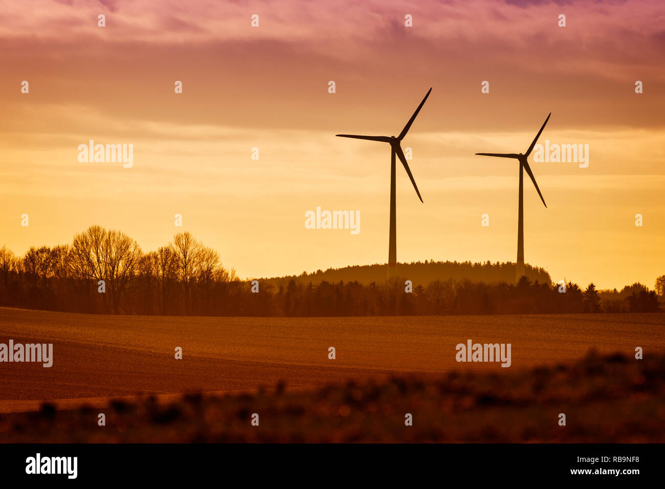 Mulini a vento di potenza con i campi e gli alberi in Baviera, Germania Foto Stock
