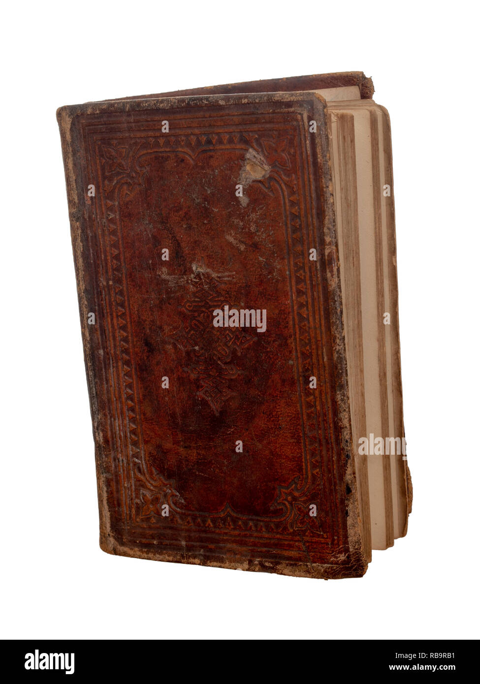 Vecchio e antico libro usurato con rivestimento in pelle isolati su sfondo bianco. Vintage. Foto Stock
