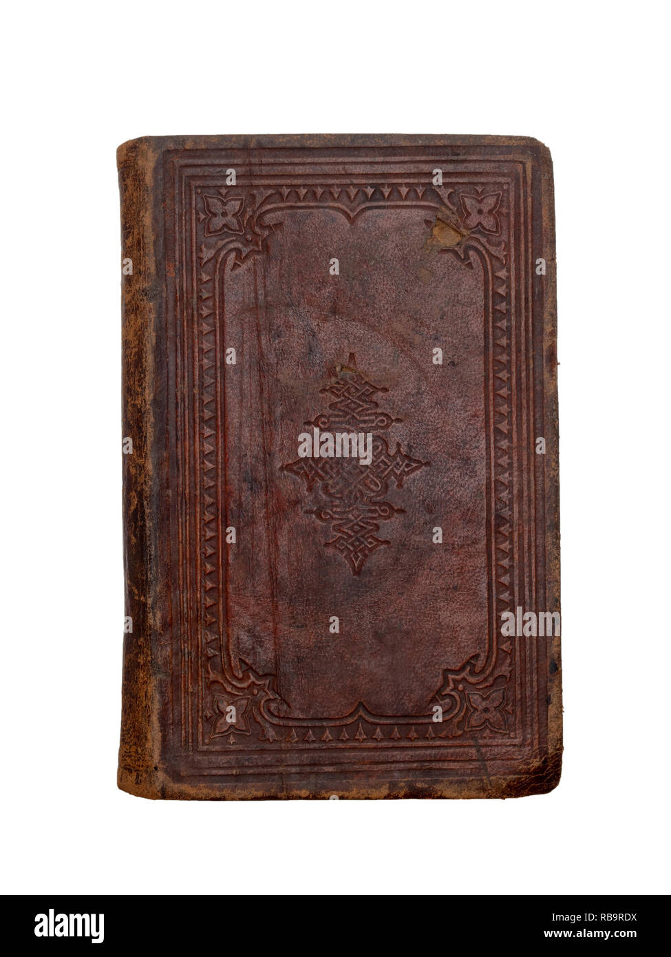 Vecchio e antico libro usurato con rivestimento in pelle isolati su sfondo bianco. Vintage. Foto Stock