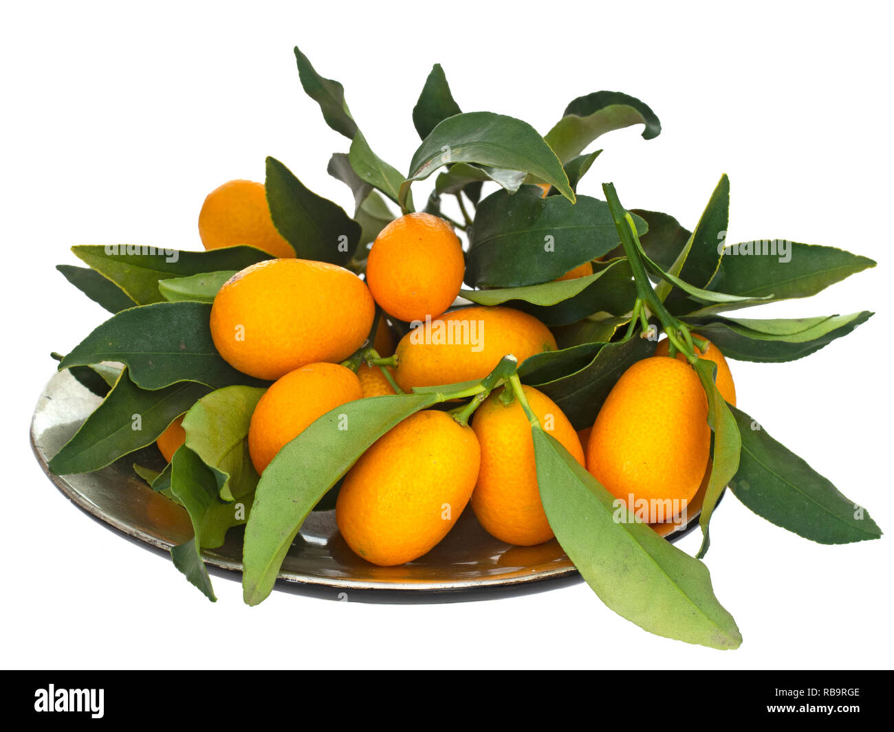 Cumquats, kumquat nella ciotola, arancio frutti e foglie verdi isolati su sfondo bianco. Foto Stock