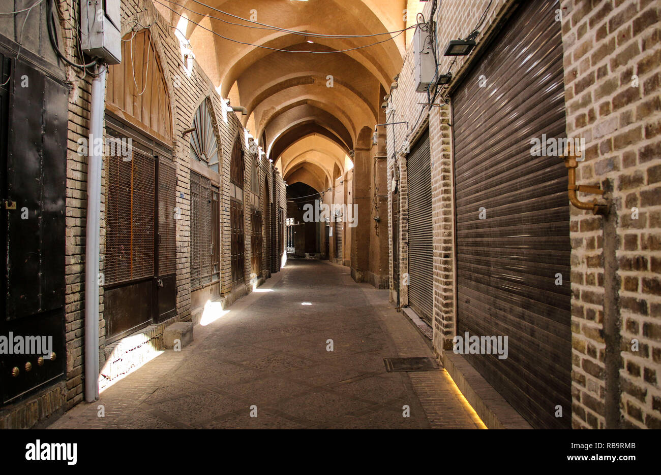 YAZD, IRAN-settembre 20,2018: Strada del Yazd bazar Khan vuota e deserta, in un vicolo coperto del mercato della città Yazd, Iran Foto Stock