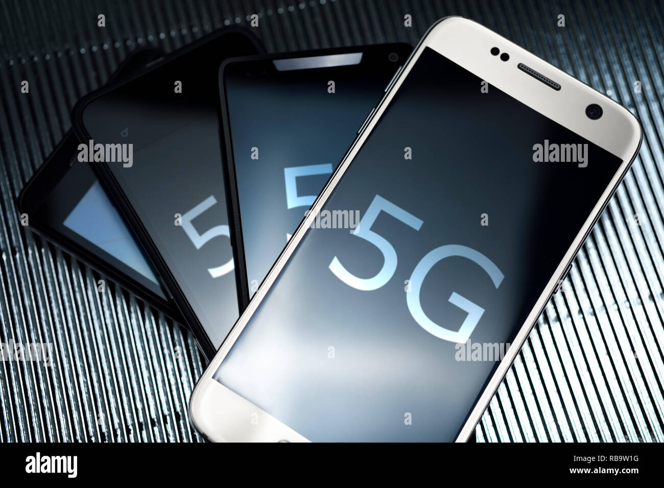 Gli smartphone, 5G mobile standard di comunicazione Foto Stock