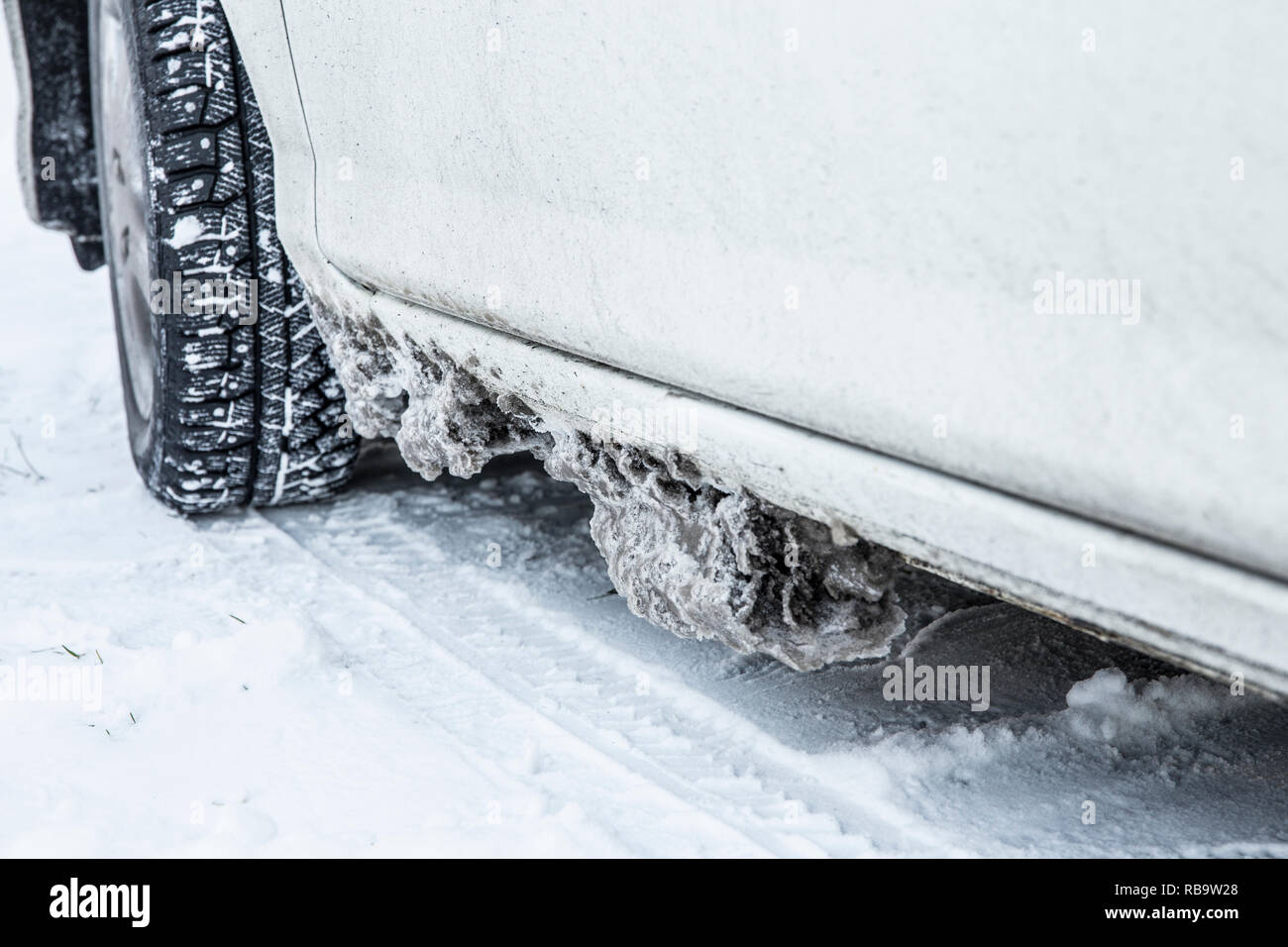 Vista in dettaglio del sale surgelati, neve e ghiaccio pezzi bloccati sotto  la carrozzeria di auto, provoca la formazione di ruggine e la corrosione in  inverno all'esterno Foto stock - Alamy