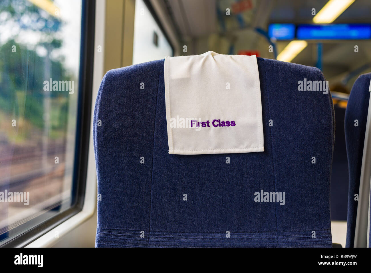 Un treno finestra carrello sede con il primo segno di classe su di esso, REGNO UNITO Foto Stock