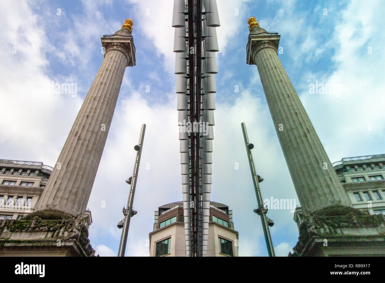 Il monumento al Grande Incendio di Londra si riflette in una finestra di ufficio. Foto Stock