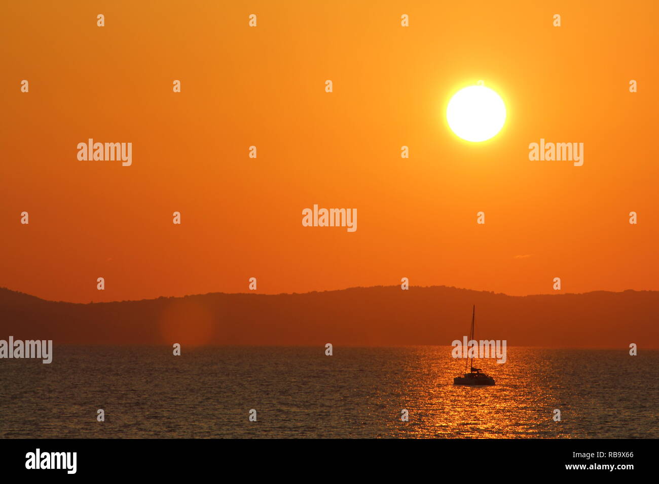 Un tramonto meraviglioso tra Spalato e isola di Brac in Croazia. Sun va giù nel mare Adriatico, su una barca a vela, ottima vista. Foto Stock