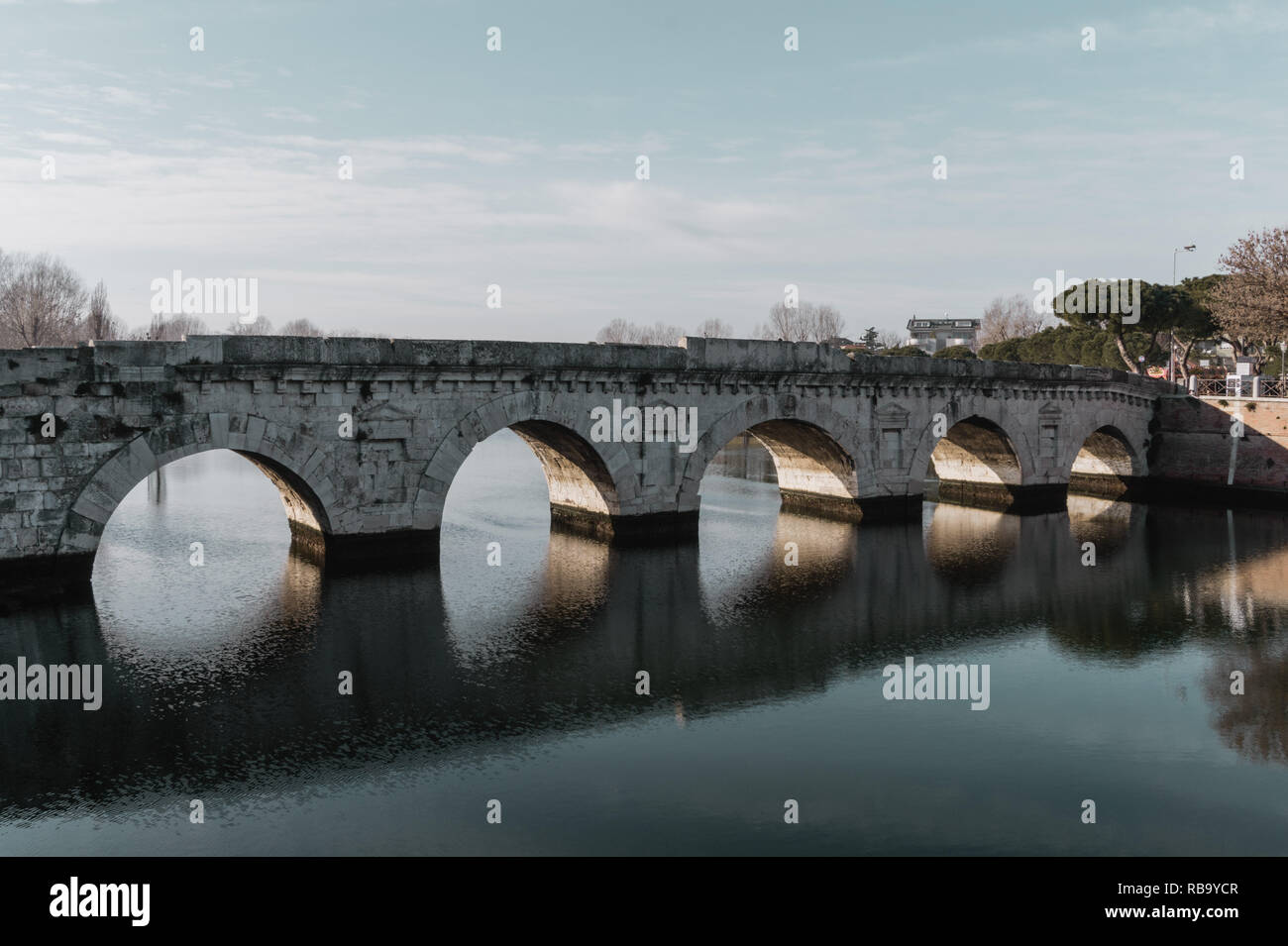 In un warmy inverno mattina alcune persone camminando sul Ponte di Tiberio Foto Stock