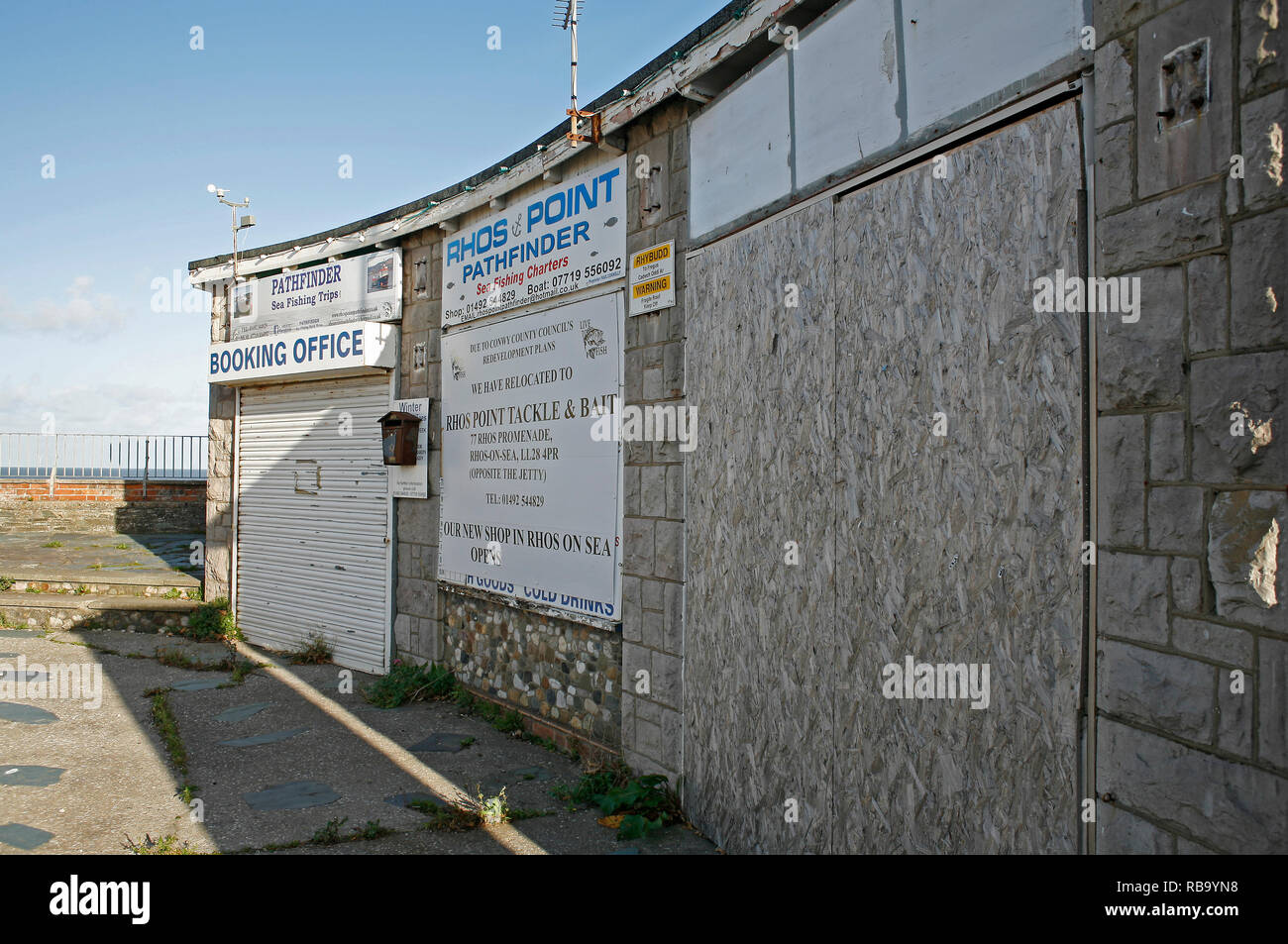 Rhos punto Rhos sul mare, Conwy. Negozi intavolato e deteriorando dopo essere stato chiuso dal consiglio e lasciati a marcire. Foto Stock