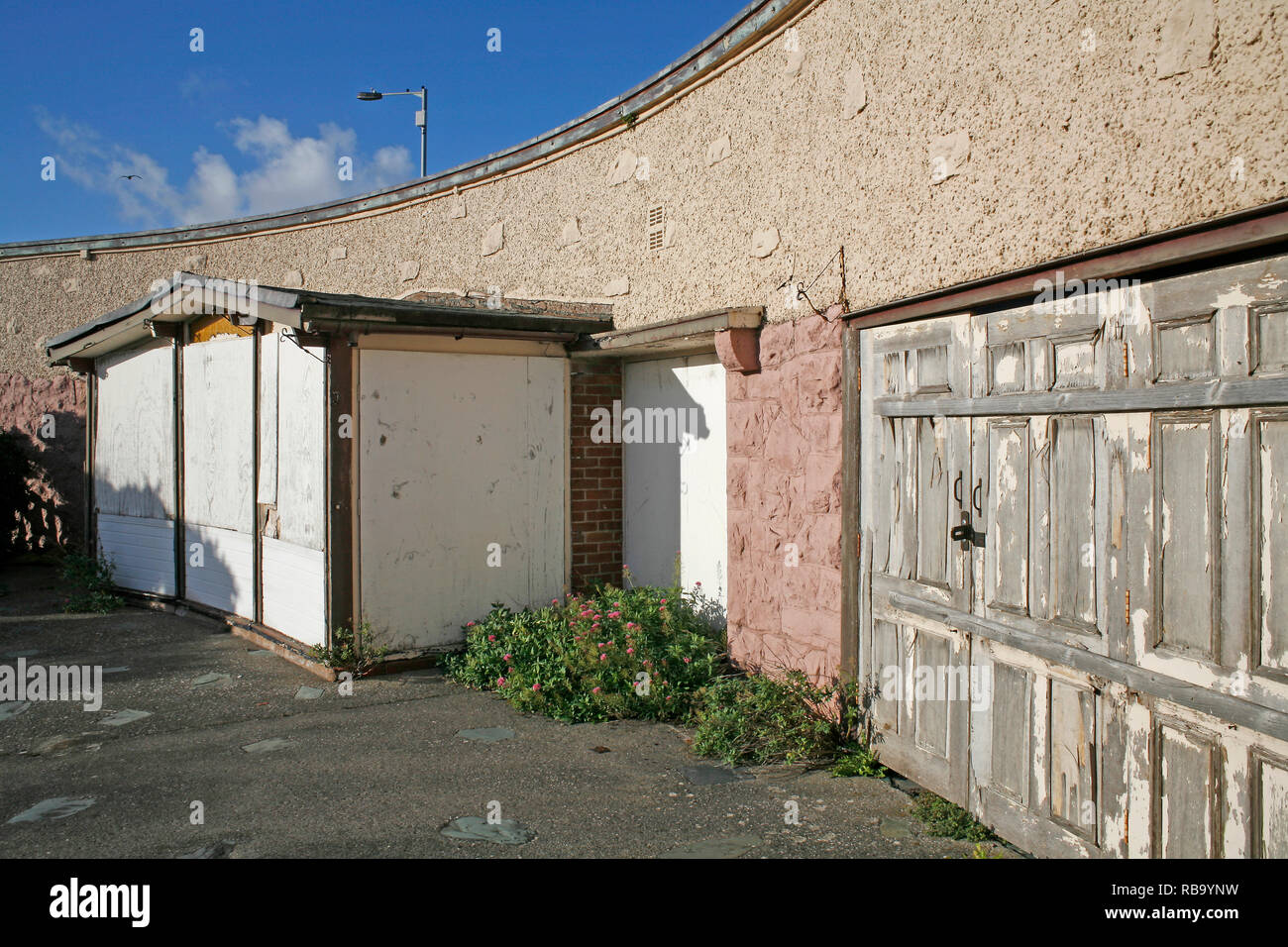 Rhos punto Rhos sul mare, Conwy. Negozi intavolato e deteriorando dopo essere stato chiuso dal consiglio e lasciati a marcire. Foto Stock