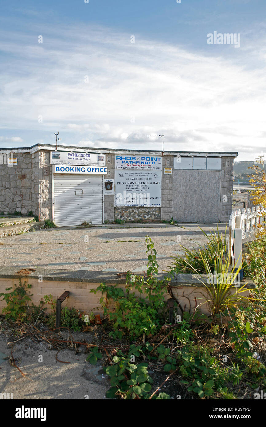Rhos punto Rhos sul mare, Conwy. Negozi intavolato e deteriorando dopo essere stato chiuso dal consiglio e lasciati a marcire. Foto Stock