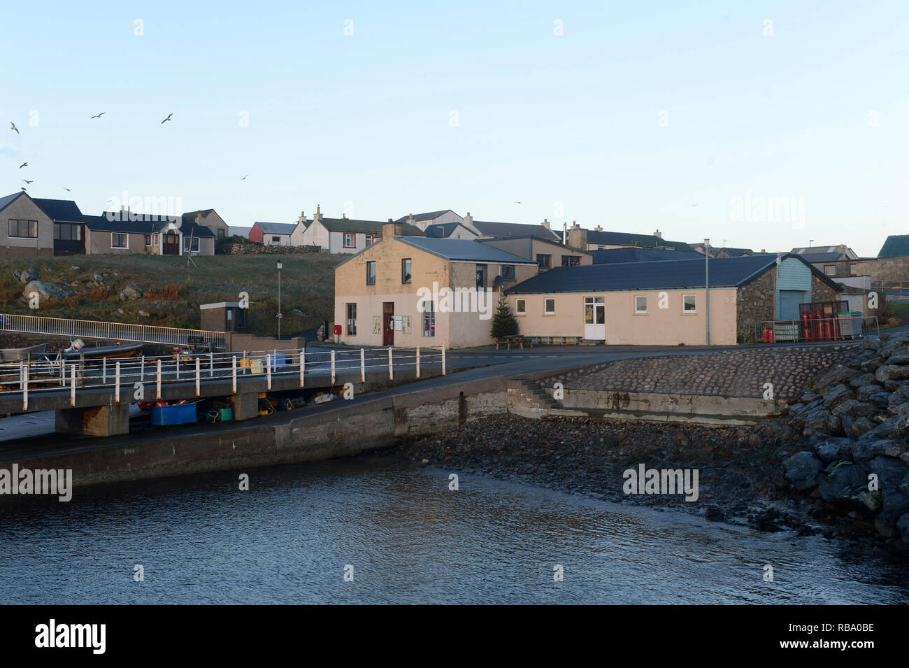 Hamnavoe boat harbour marina su una mattina di sole sulla isola di Burra nelle isole Shetland Foto Stock