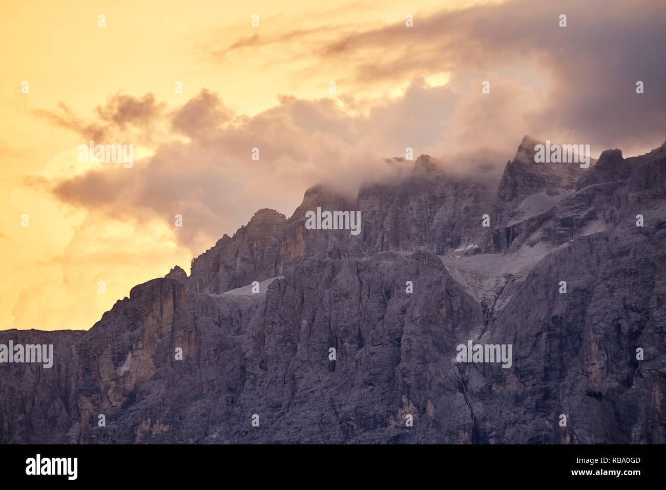 Val Gardena montagne al tramonto. Nuvole sullo sfondo. L'Italia, bellezze delle Dolomiti Foto Stock