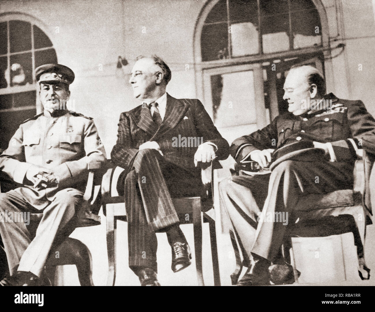 Stalin, Roosevelt e Churchill alla Conferenza di Teheran, 1943. Sir Winston Leonard Spencer-Churchill, 1874 - 1965. Uomo politico britannico, statista, esercito ufficiale e scrittore, che è stato Primo Ministro del Regno Unito dal 1940 al 1945 e di nuovo dal 1951 al 1955. Joseph Vissarionovich Dzhugashvili Stalin, 1878 - 1953. Sovietico comunista rivoluzionario e politico. Franklin Delano Roosevelt, 1882 - 1945, aka FDR. Statista americano, leader politici e trentaduesimo presidente degli Stati Uniti. Foto Stock