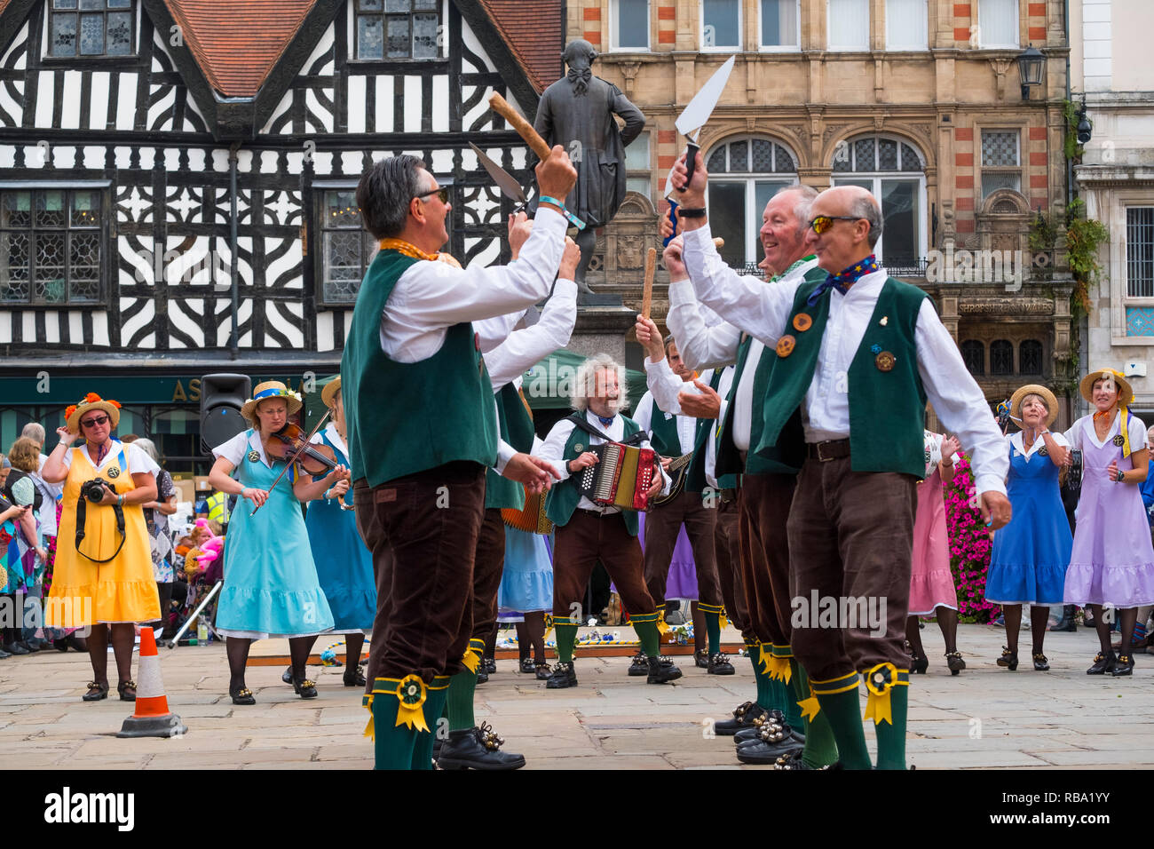 Shrewsbury Morris ballerini eseguono a Shrewsbury Folk Festival 2018, Shropshire, Inghilterra, Regno Unito Foto Stock